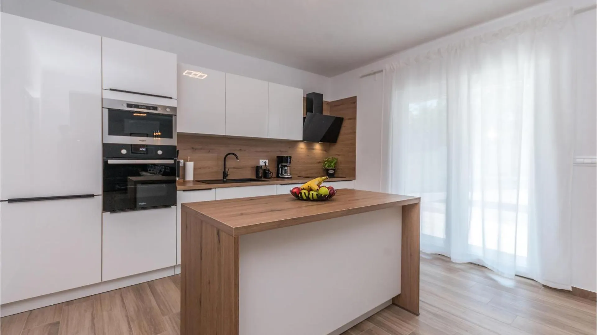 4 Bedroom Lovely Home In Donje Rastane