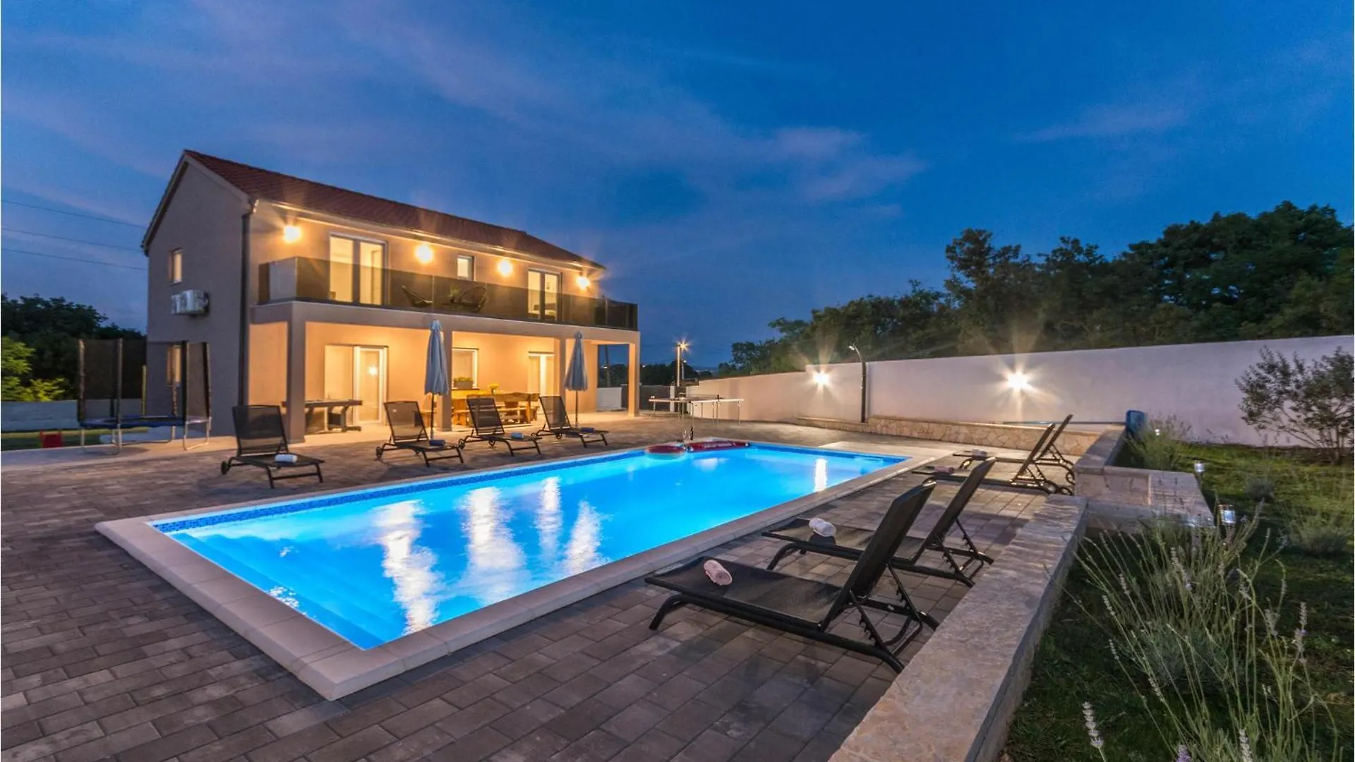 4 Bedroom Lovely Home In Donje Rastane 0*,