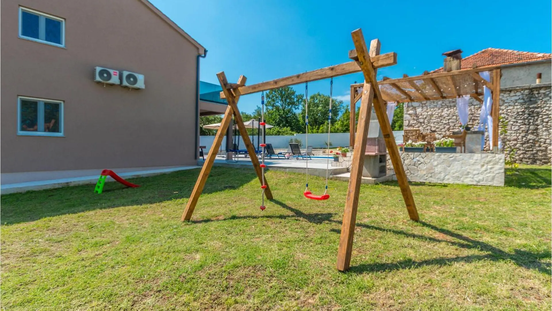 Holiday home 4 Bedroom Lovely Home In Donje Rastane