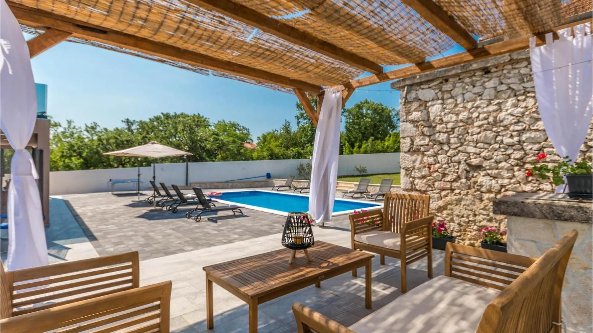 4 Bedroom Lovely Home In Donje Rastane