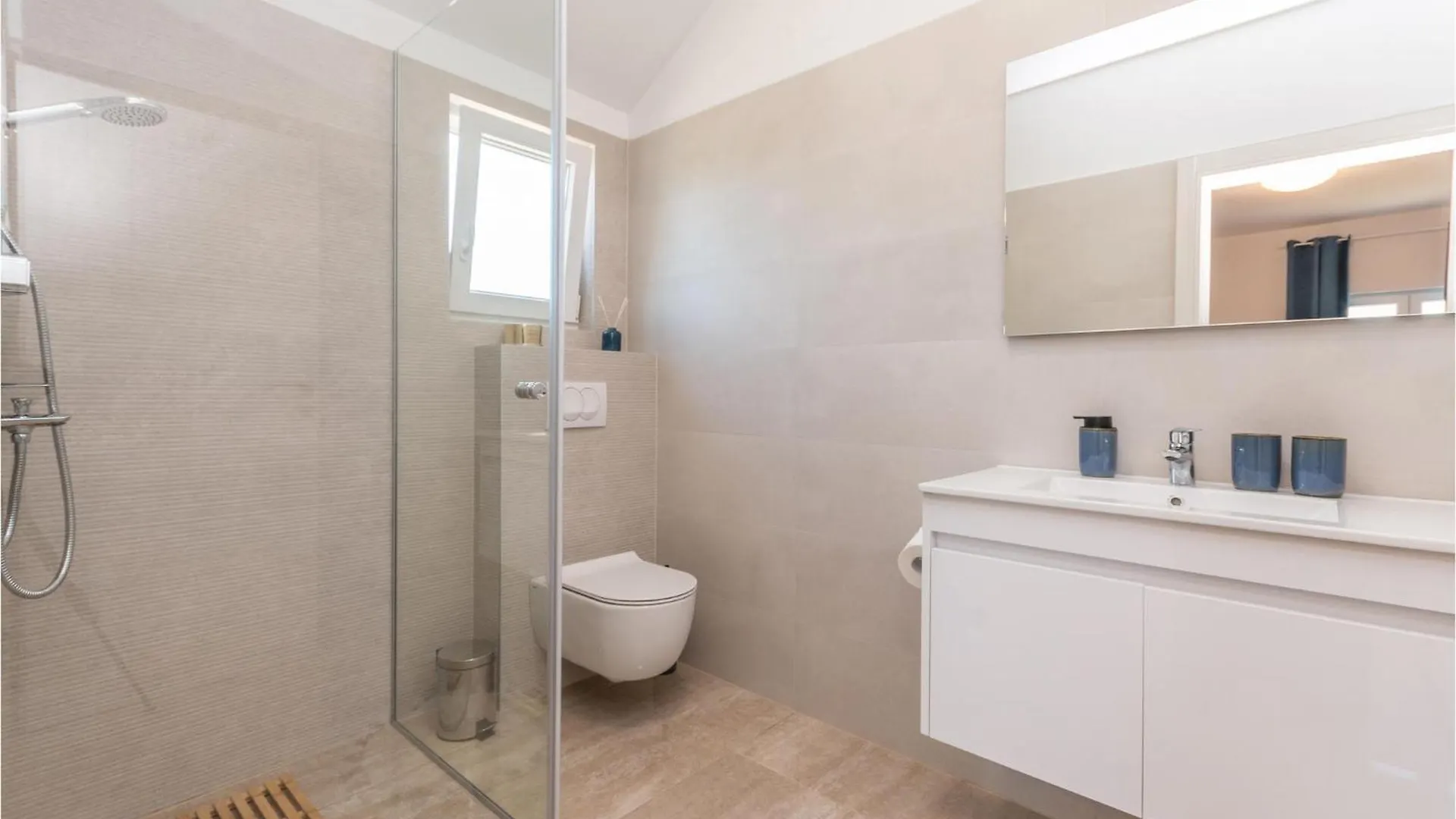 4 Bedroom Lovely Home In Donje Rastane Holiday home
