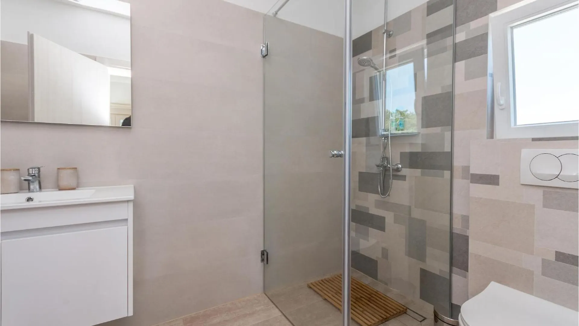 Holiday home 4 Bedroom Lovely Home In Donje Rastane